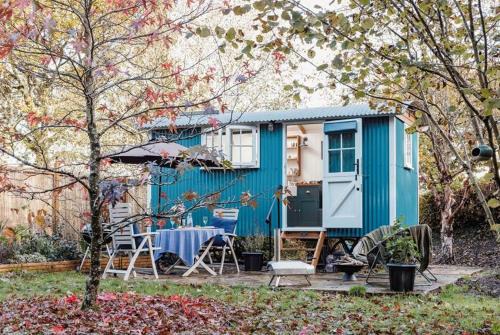 The Holcombe Hut, Ridgefield House