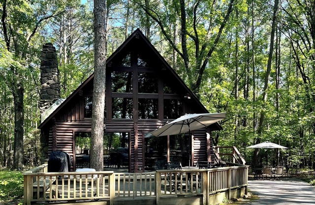 “The Honeymooner” A quaint lil cabin in the woods at Tannenbaum!