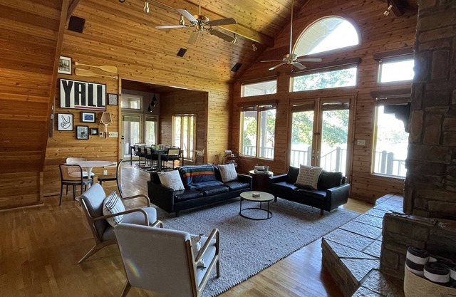 The Houston House! Gorgeous Lake front cabin, w/two level dock and grill house