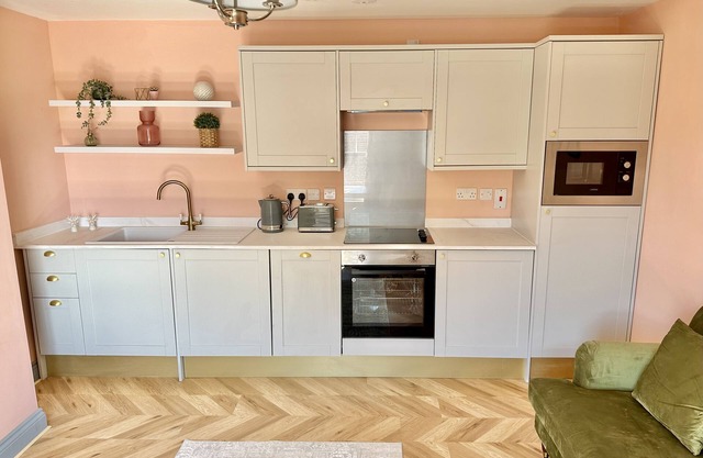 The Hudson is a Wonderful Bright Airy One Bedroom Apartment