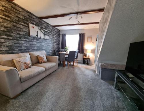 The Humsford Hideaway 2 bedroom home with driveway