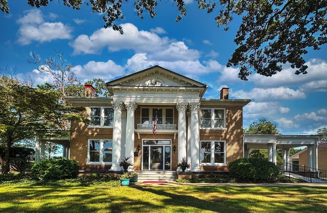 The Inn at Southern Oaks located in Historic Lavonia, GA, close to Lake Hartwell