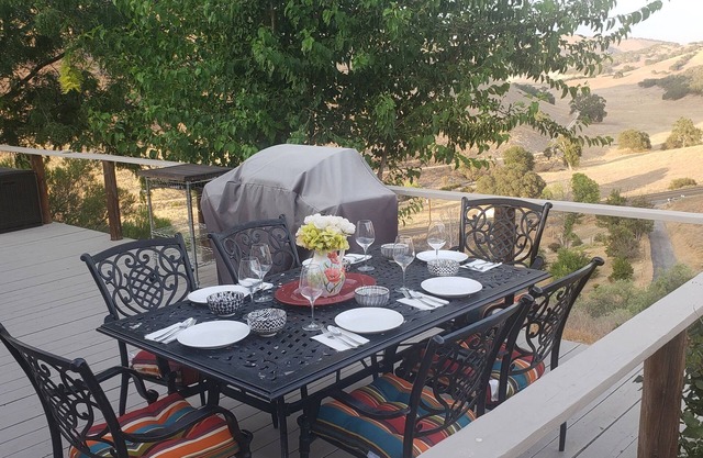 The J's Nest Cottage - Quiet Country Cottage with Mountain Views!