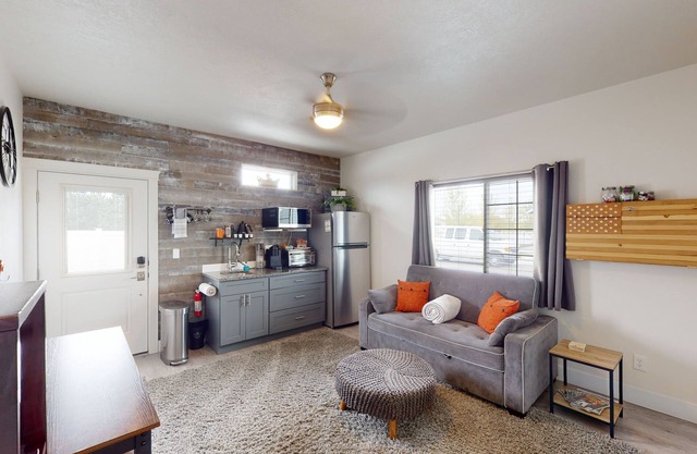 The Jolly Rancher/Luxury accommodations/King bed/Oculus