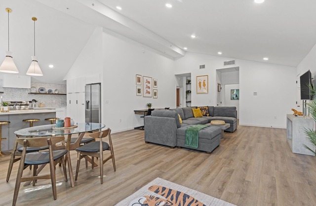 The Kingdom - Walkable + Dog Park+Outdoor Space