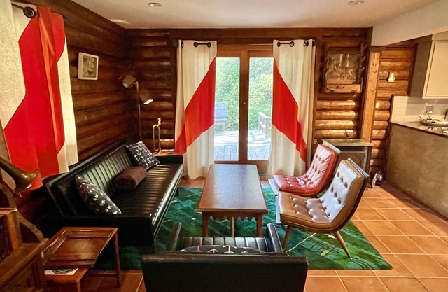 The Knotty Oak - Sugar Pine Cabin - House #2 of 3 Walk to Philo wineries/dinner!