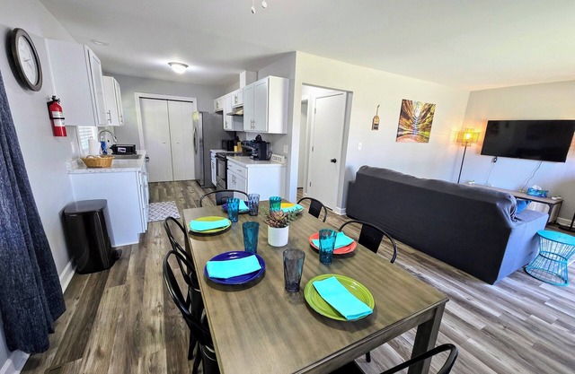 The Lafayette Lounger Unit A, King Bed, Arcade Games, close to downtown