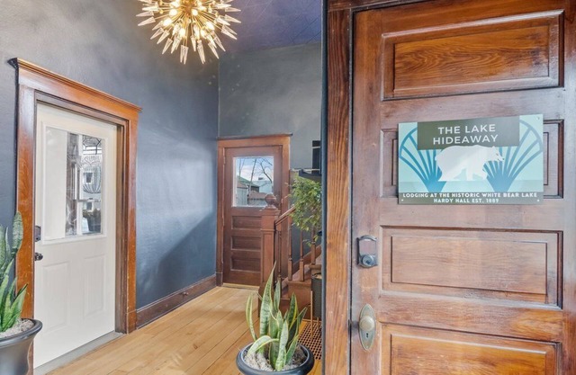 The Lake Hideaway, 2 bdrm in heart of downtown WBL