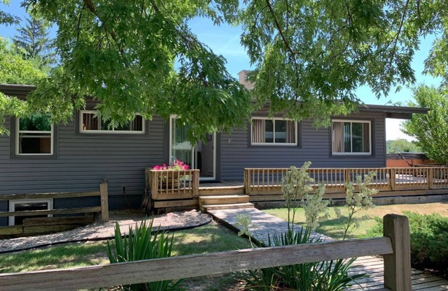 The Lake House ~On~ Sunset Path w/private beach access, pool, hot tub & WIFI