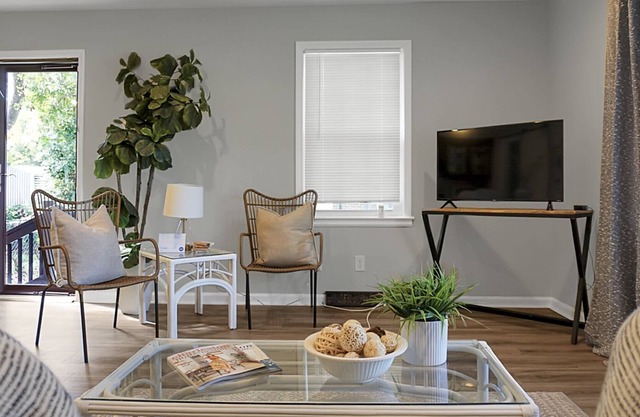 The "Lay-Over"Remodeled stylish 3 Bedroom home~ PRIME LOCATION PETS OK Sleeps 8