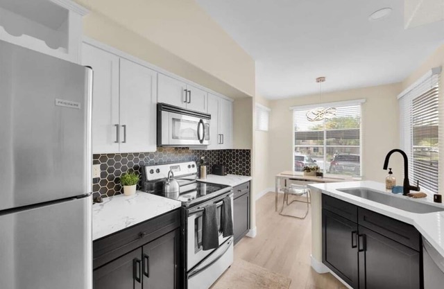 The Layover * A Modern living near LV Strip