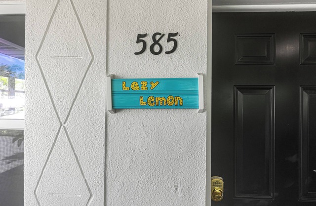 The Lazy Lemon Cottage Steps From the Beach, Frenchys and Palm Pavilion.