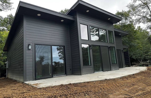 The Ledge on Lookout! 2 Bedroom brow cabin with private hot tub and a view!