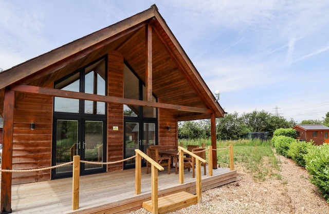 THE LILAC OWL, pet friendly, with hot tub in South Hykeham