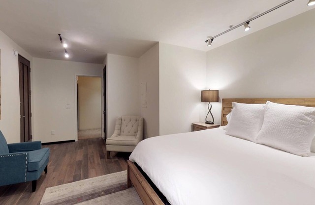 The Lincoln 304, 1 Bed/1 Bath, Studio with Kitchenette