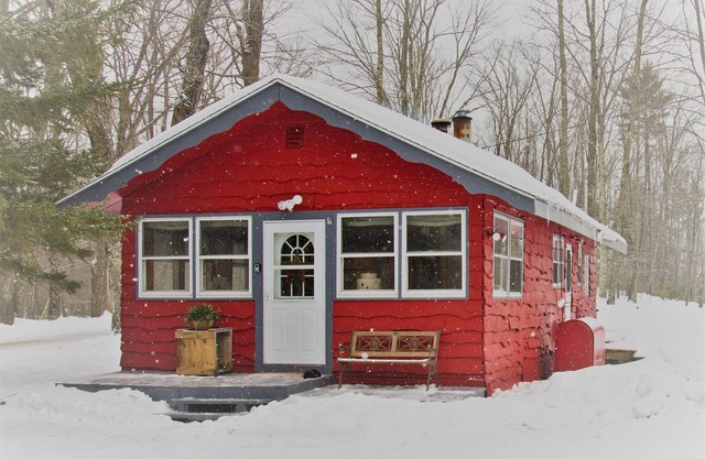 The Little Red Cabin! Less than 15 minutes to Okemo! Close to Everything VT!