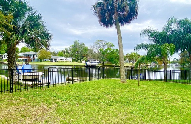 The Little River Cottage-walk to downtown!