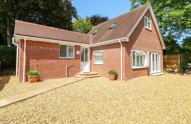 THE LODGE AT ORCHARD HOUSE, with a garden in Norwich