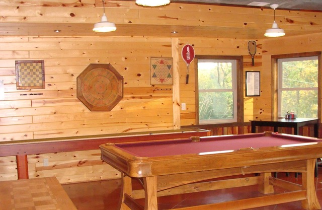 The Lodge - Custom Cabin Nestled in the Woods close to Decorah
