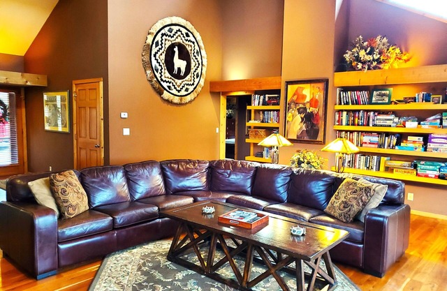 The Lodge: Gorgeous Wooded Retreat on Pristine North Pipe Lake, Hot Tub