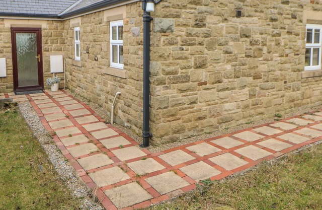 THE LODGE, pet friendly, with a garden in Bishop Auckland