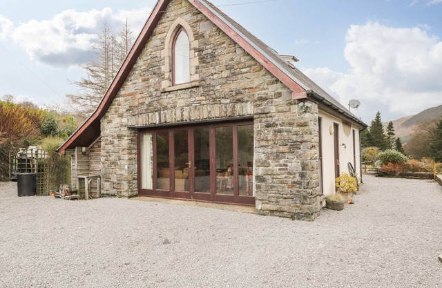 THE LODGE, pet friendly, with hot tub in Pontsticill