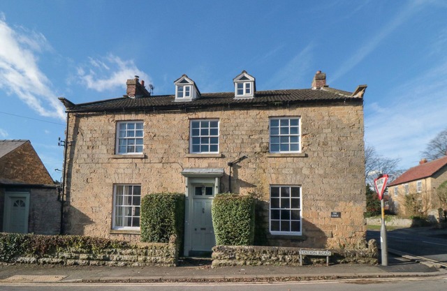 THE LODGE, pet friendly, luxury holiday cottage in Snainton