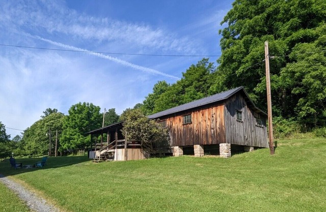 The Lodge - Restored, Rustic 2 Bedroom On The River
