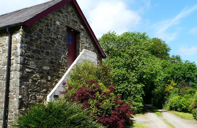 THE LOFT, romantic, with a garden in Fishguard