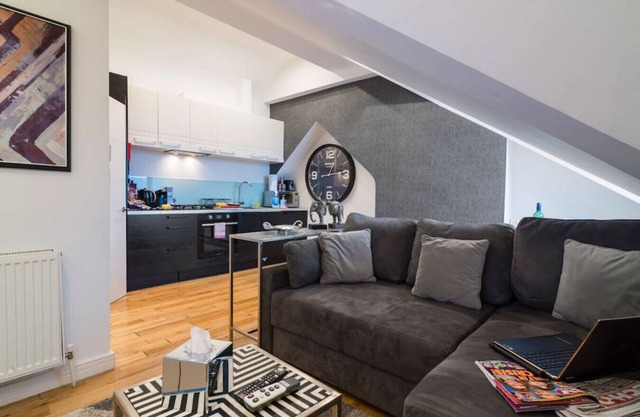 The Loft | Trendy Top Floor 1 Bed | Oakfield Apts