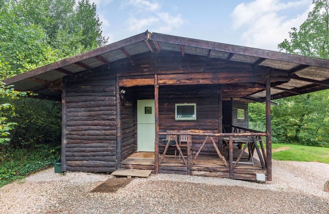 THE LOG CABIN, pet friendly, character holiday cottage in Sheldon