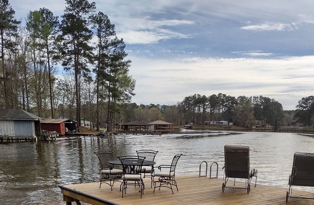 The Loggerhead lakefront retreat, pet-friendly, 225-feet of waterline, new dock