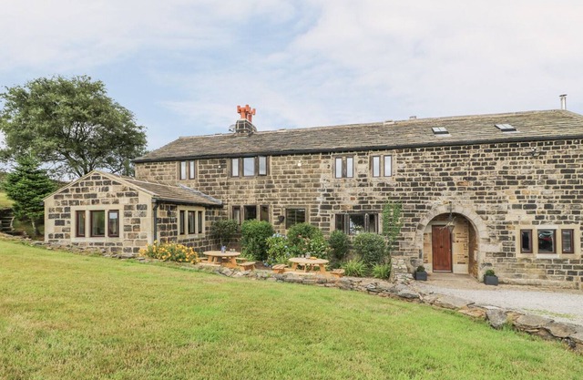 THE LONG VIEW, family friendly, with hot tub in Heptonstall