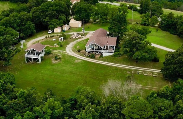 The Lookout House at The Bluebird - 4 bedroom, pet friendly, hot tub, views!
