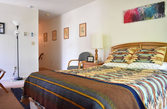 The Loon Nest: Cozy 2 floor apartment in downtown Bar Harbor