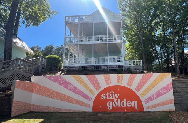 THE LUCKY DUCK~ Amenity packed lake retreat w/private pool, gazebo, & cabana!