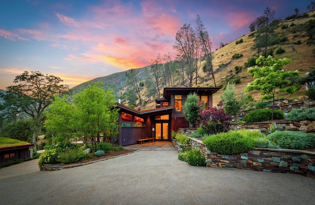 The Luxe Lodge | Yosemite EV Hot Tub Views