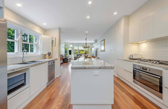 The Maeve 1875 - Heart of Bathurst - Sleeps 10