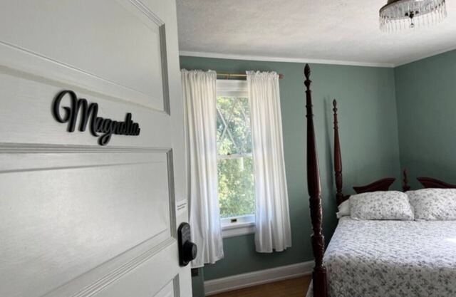 The Magnolia Room w/Queen Bed