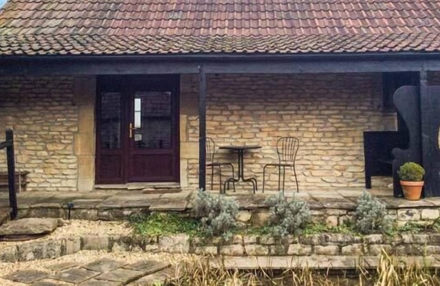 THE MALLARD STUDIO, romantic, luxury holiday cottage in Hinton