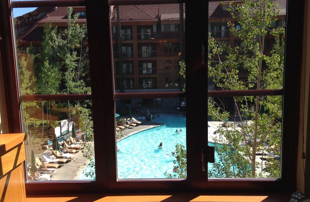 The Marriott Grand ResidencenGreat Location with pool & partial mountain View!