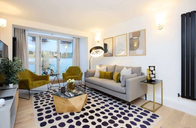 The Melbray Gem - 2 Bdr Apartment with Courtyard