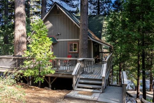 The Mighty Pines Retreat + Large Patio + BBQ+View!