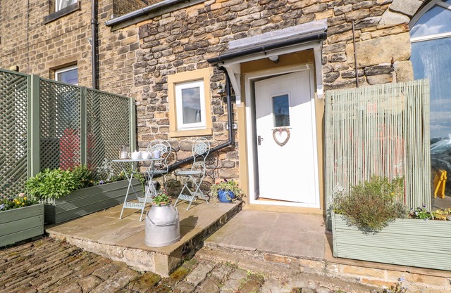 THE MISTLE CARR FARM, pet friendly in Ripponden