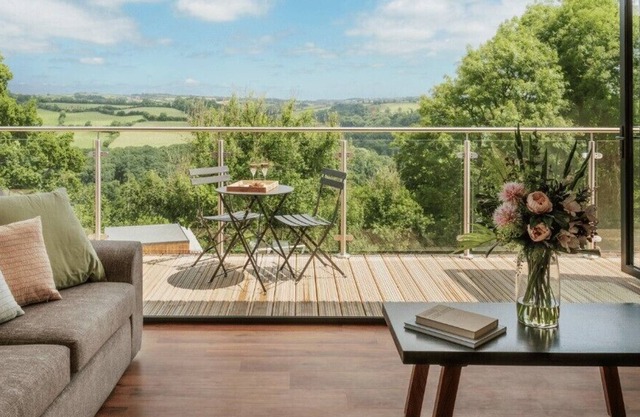 The Mole Resort, 4 Bedroom Valley View Luxury Lodge with Hot Tub