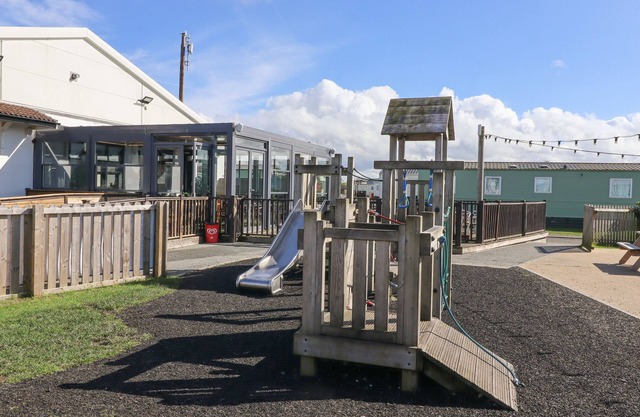 THE MOON, OCEAN EDGE, pet friendly, with pool in Heysham