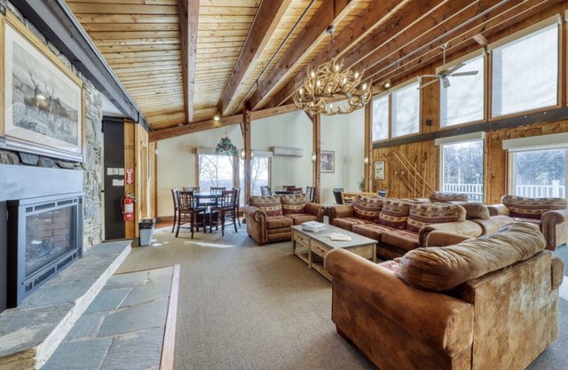 THE MOUNT SNOW CABIN - Rustic/Modern 4bd w Pool,Spa & Trails minutes to Mt Snow!