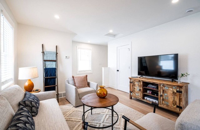 The Nagawicka Loft- Dog Friendly, Prime Location, Pontoon Rental