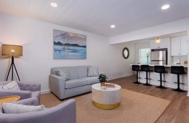 The Nest in OS-Steps to Downtown, Minutes to the Beach + Golf Cart Available