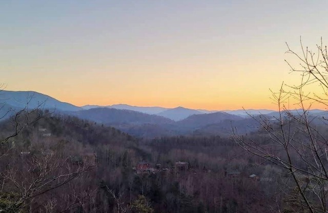 The Nest - Pickle Ball, Firepit, Hot Tub, Mt Views